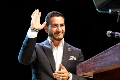 El candidato demócrata al Senado por Michigan, Abdul El-Sayed, en la fiesta de la noche de las elecciones primarias en Detroit, Michigan, EE. UU., el 5 de agosto de 2026.