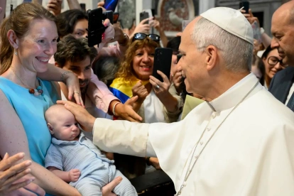 El Papa León XIV, bendice a un niño en la Basílica de San Pedro, Ciudad del Vaticano, el 5 de agosto de 2026.
