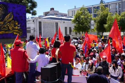 La UNE y otras organizaciones sociales plantean la revocatoria del presidente Daniel Noboa.