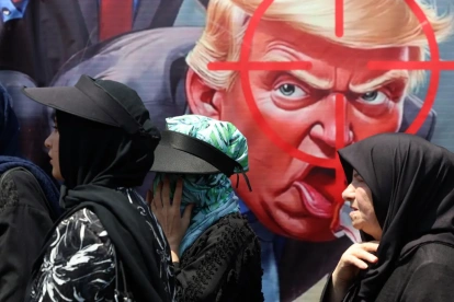 Ciudadanos iraníes caminan junto a una pancarta anti-Trump durante la ceremonia del Día de Arbaeen en las calles de la capital, Teherán, Irán, el 4 de agosto de 2026.