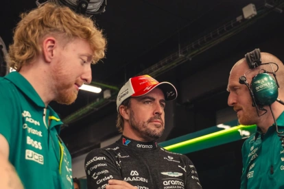 Fernando Alonso junto al equipo de Aston Martin durante los preparativos previos a una carrera.