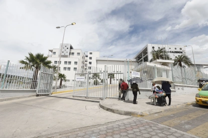 El Ministerio de Salud aseguró que el Hospital General Docente de Calderón mantiene operativos todos sus servicios y continúa atendiendo con normalidad.