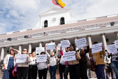 Mientras pacientes protestaban, en el balcón del Palacio colocaron un parlante con música a todo volumen, para que no se escuchen las proclamas.