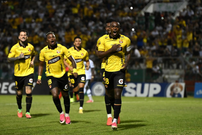 Jhonny Quiñónez hizo el gol de penal de Barcelona SC en Portoviejo.