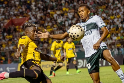 Bryan Carabalí (i.), jugador de Barcelona en el partido ante Liga de Portoviejo por Copa Ecuador.