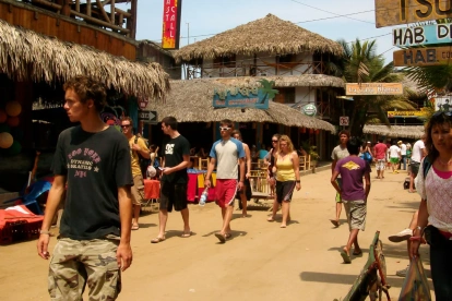 Turistas recorren las calles de Montañita, uno de los destinos más visitados de Ecuador durante los feriados. Imagen referencial.