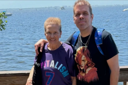 Perez Hilton, junto a su madre Teresita Lavandeira, conocida también como Momma Perez