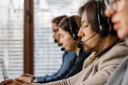 Referencial.Operadores atienden llamadas de emergencia en el ECU 911.