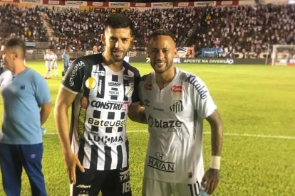 Ronnie Carrillo (izq.) disputa el balón con Neymar Jr. (der.) durante un partido del Campeonato Brasileño.