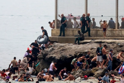El detonante para el grave incidente sería una sentencia del Tribunal Supremo español que establece que los inmigrantes ilegales que ingresen por el mar no pueden ser expulsados en el acto, sino que deban cumplirse los trámites respectivos.