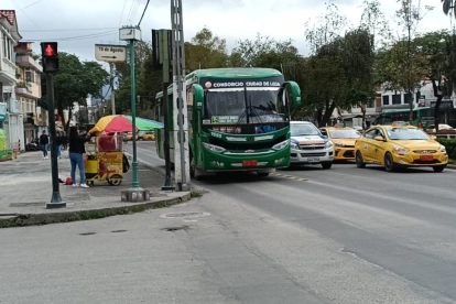 Foto referencial de tránsito en Loja.