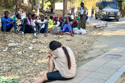 Varios jóvenes se lavan en la calle. Cerca de un millar de inmigrantes -principalmente subsaharianos- acampados en una explanada cercana a la playa del Trampolín de Ceuta.