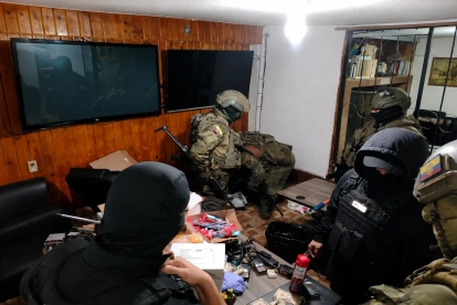 Militares encontraron un supuesto centro de monitoreo, dinero, droga y contrabando durante un operativo en un night club del norte de Quito.
