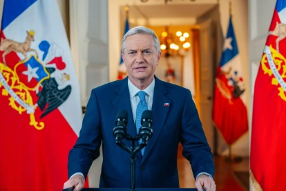 El mandatario José Antonio Kast, hablando en cadena nacional, en el palacio de La Moneda, en Santiago (Chile).