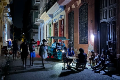 Un grupo de personas pasan la noche en La Habana, en un nuevo apagón nacional.
