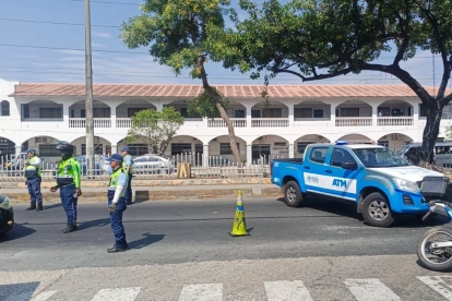 Personal de la Agencia de Tránsito y Movilidad (ATM) cerró un tramo de la avenida Domingo Comín para el procedimiento policial, la tarde de este jueves 6 de agosto.