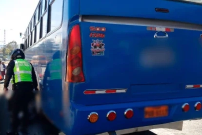 Una persona murió tras ser atropellada por un bus en la avenida Ajaví, sector Solanda, en el sur de Quito, este 6 de agosto