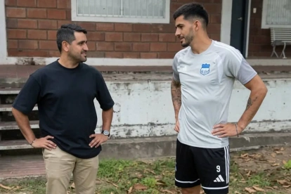 Ronie Carrillo junto al presidente de Emelec, José David Jiménez (i).