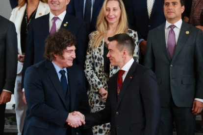 Los presidentes de Argentina, Javier Milei (i), y de Ecuador, Daniel Noboa, en compañía de funcionarios de ambos países.