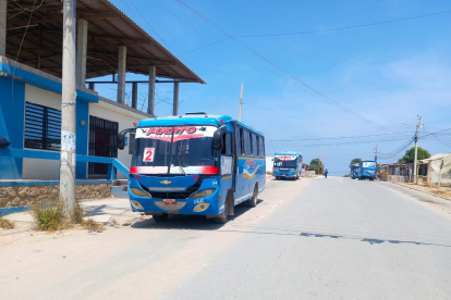 Los buses urbanos en La Libertad trabajan a medias debido al no aumento en el valor del pasaje