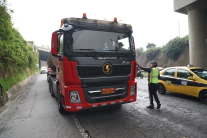 Personal de la AMT realiza controles a vehículos pesados en la Ruta Viva.