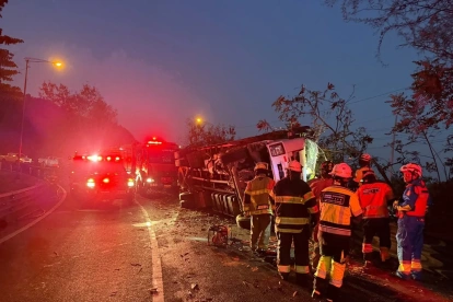 Bomberos rescataron a una persona que quedó atrapada en un camión tras un accidente en la vía Perimetral, este jueves 6 de agosto.