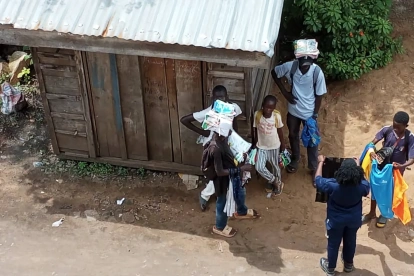 Fotografía cedida por el hondureño Brayan Sánchez tomada con su teléfono móvil que muestra la zona donde vive junto a otros sus compañeros latinos, después de ser deportados desde Estados Unidos, en Bangui (República Centroafricana).