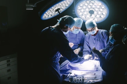 Referencial. Médicos y enfermeros en cirugía.