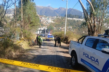 La Policía Nacional acordonó una zona boscosa de Miravalle, en Quito, donde fue hallado un hombre sin vida con una aparente herida de bala.