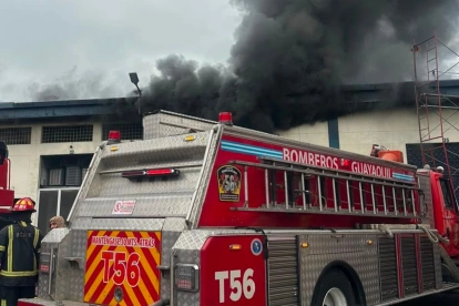 Bomberos de Guayaquil trabajan para controlar el incendio.