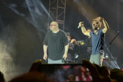 Con un Coliseo General Rumiñahui lleno, Sin Bandera conquistó nuevamente al público quiteño durante su gira internacional Escenas Tour 2026