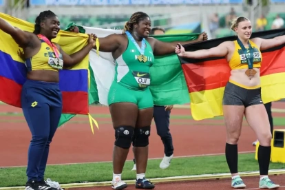 Jessica Oji (centro), Belsy Rodríguez (izquierda) y Emily Scherf (derecha) posan en el podio tras la final de impulso de bala del Mundial Sub-20 de Atletismo en Oregón.