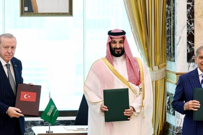 El presidente de Turquía, Recep Tayyip Erdogan (i); al príncipe heredero de Arabia Saudí, Mohamed bin Salmán (c), y al primer ministro de Pakistán, Shehbaz Sharif, posando tras la firma del acuerdo.