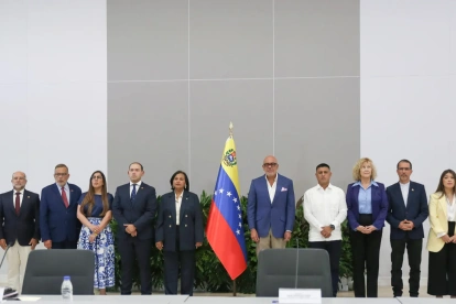 La exdiputada y quien encabeza la delegación opositora, Dinorah Figuera (c-i), y el presidente del Parlamento, Jorge Rodríguez (c-d), en la mesa de diálogo, impulsada por Estados Unidos.
