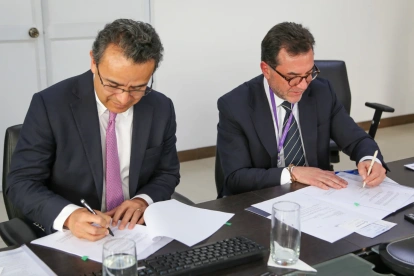 Representantes del Banco Mundial firman acuerdo de donación.