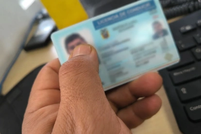 Decenas de ciudadanos pasan la noche en la ANT de Quito para renovar su licencia, mientras la entidad recomienda acudir a la agencia Occidental.