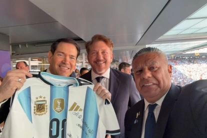 Alejandro Domínguez (centro), presidente de la CONMEBOL, junto a Marco Rubio (izq.) y Claudio Tapia (der.) durante una actividad oficial en el Mundial 2026.