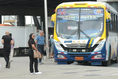 Referencial.Usuarios esperan buses en Guayaquil, en medio del aumento de pasajes que condiciona los planes del feriado.