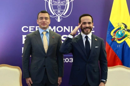 El presidente de Ecuador, Daniel Noboa, junto al presidente de Colombia, Abelardo de la Espriella, en acto oficial de posesión del mandatario colombiano.