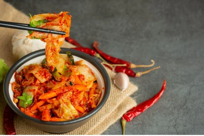 Al igual que otros alimentos fermentados, el kimchi tiene probióticos, bacterias beneficiosas para la salud.