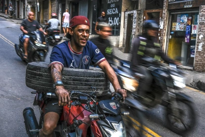 Personas movilizándose en motocicletas por la favela Rocinha en Río de Janeiro, el 31 de julio de 2026 (Brasil).