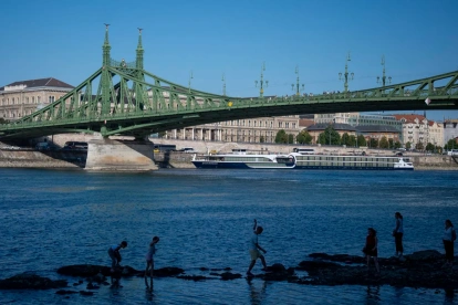 La gente observa el río Danubio mientras fluye a un nivel de agua récord en el centro de Budapest, Hungría, el 28 de julio de 2026.
