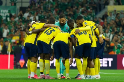 Los jugadores de la Selección de Ecuador abrazados previo a un partido.