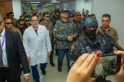 El ministro de Salud, Juan Carlos Aveiga, y el de Interior, John Reimberg, participan de operativos conjuntos contra la corrupción hospitalaria.