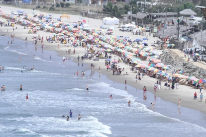 Las playas son los principales destinos de los turistas por los feriados.