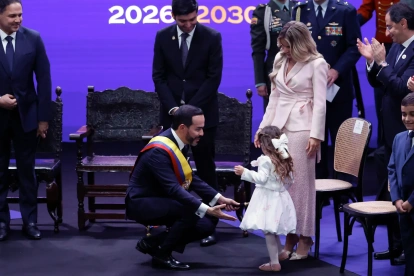 El presidente de Colombia, Abelardo de la Espriella (c-i), saluda a una de sus hijas y a su esposa Ana Lucía Pineda (c-d), durante la ceremonia de investidura como presidente de Colombia .