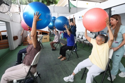 Un grupo de adultos mayores hacen ejercicios especializados en Geronto, para ser activos.