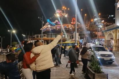 Turistas paseando por el mirador Turi en la provincia de Azuay, a 5 kilómetros de Cuenca.