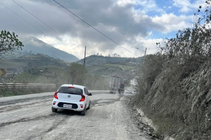 Deslizamientos y daños en la calzada obligan a circular con precaución en varios corredores viales de Ecuador.