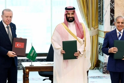 El viceprimer ministro de Pakistán, Ishaq Dar, el presidente de Turquía, Recep Tayyip Erdogan (i); el príncipe heredero de Arabia Saudí, Mohamed bin Salmán, y al primer ministro de Pakistán, Shehbaz Sharif.